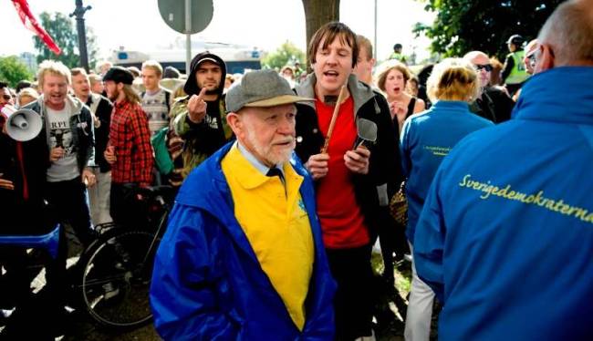 Sweden Democrats activist being confronted in Goteborg